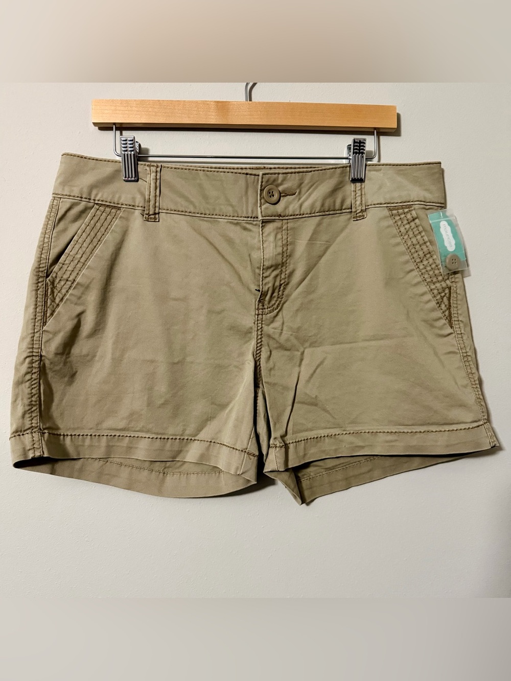 Maurices Women’s Khaki Tan Low Rise Chino Shorts Size 11/12 NWT Stretch Casual